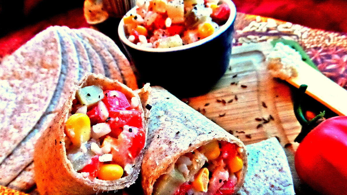 Перекус в тортилье с рыбой и овощами