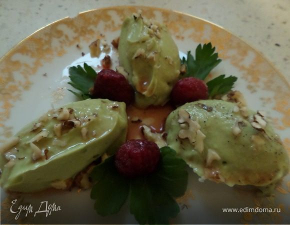 Крем из авокадо с малиновым соусом