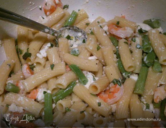 Пенне с креветками, фетой и стручковой фасолью