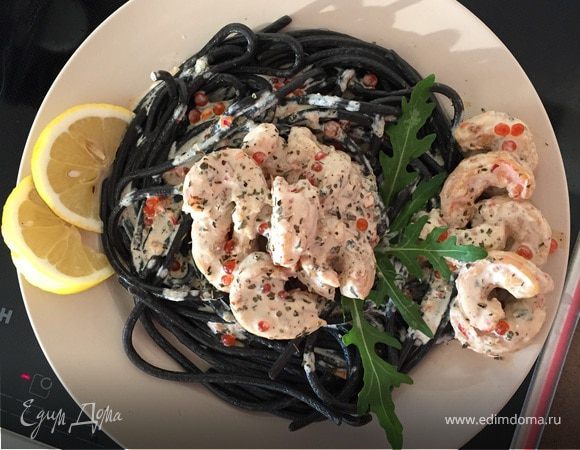 Паста с чернилами каракатицы и лангустинами в сливках