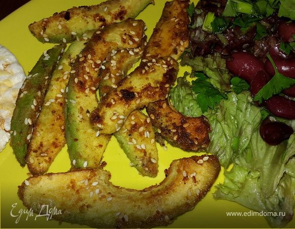 Жареные ломтики авокадо и салат с красной фасолью Жареные ломтики авокадо и салат с красной фасолью