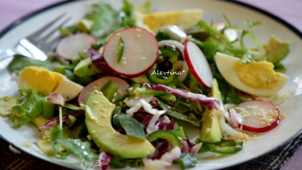 Cалат с кунжутной-чесночной заправкой