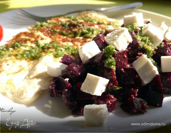 Салат свекольный с песто и сыром фета