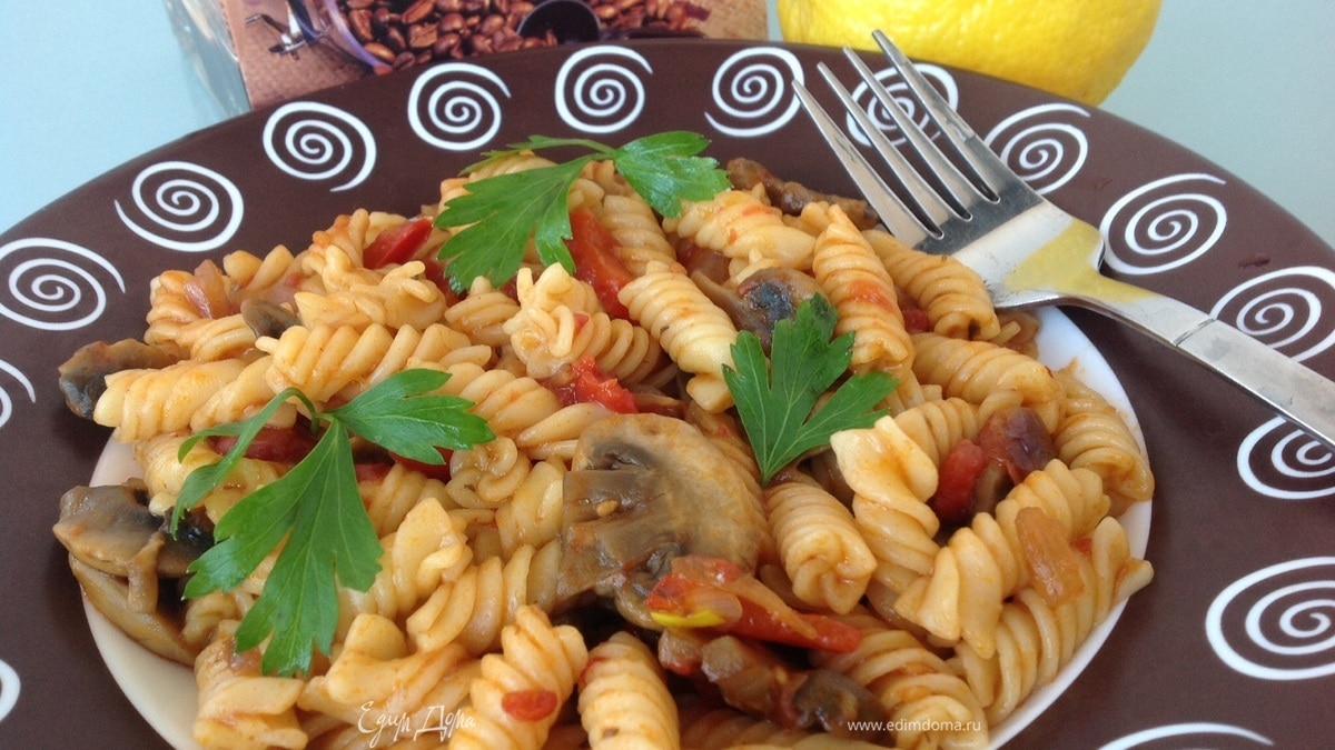 Паста в томатном соусе с грибами