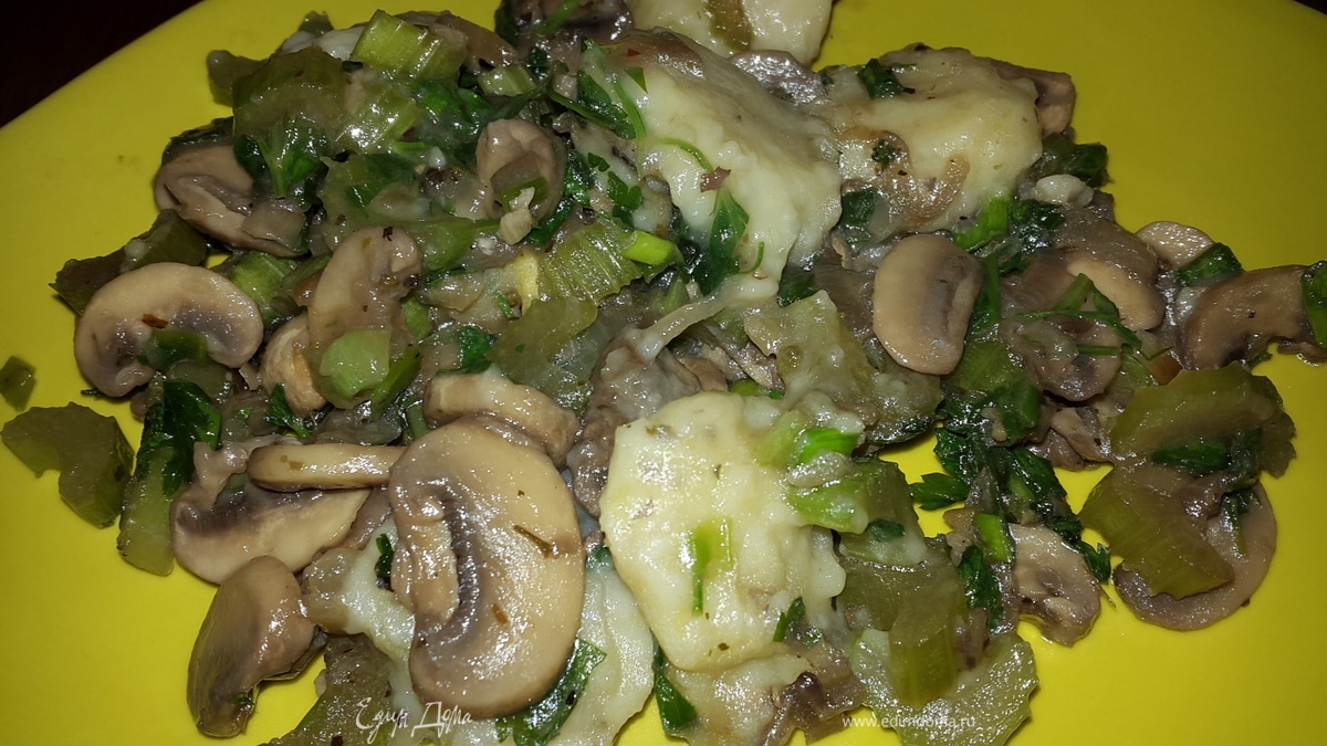 Постные картофельные клёцки с луком, грибами и сельдереем