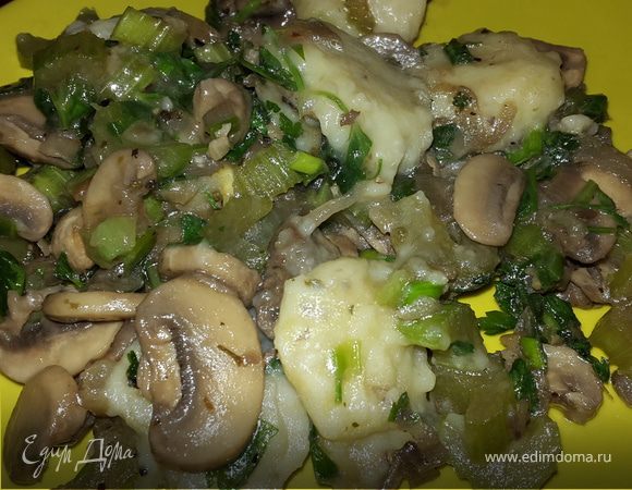Постные картофельные клёцки с луком, грибами и сельдереем