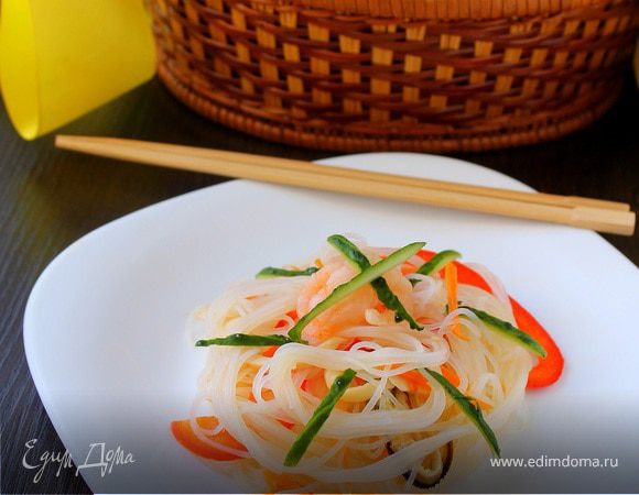 Теплый салат с фунчозой Теплый салат с фунчозой