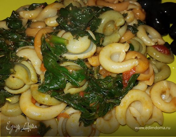 Паста триколор со шпинатом и томатным соусом