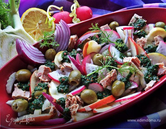 Тунец с овощами и яблоком в шпинатной заправке