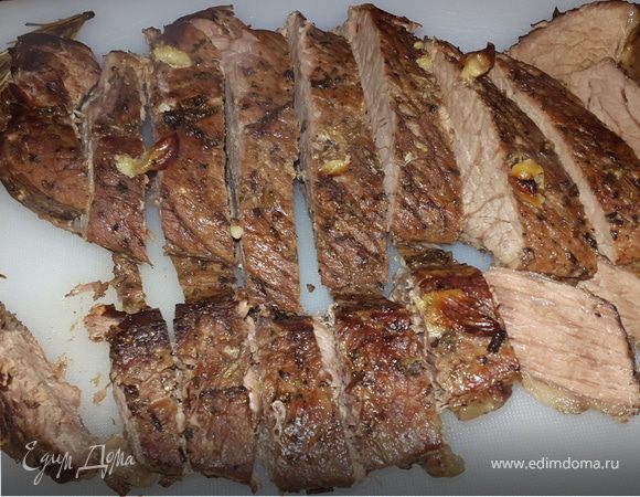 Телятина с розмарином и чесноком, запеченная в рукаве