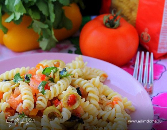 Салат из пасты с оливками и помидорами