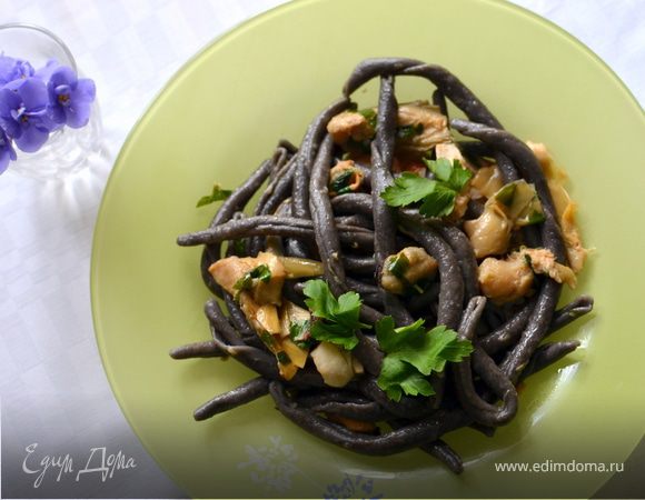 Паста с чернилами каракатицы, артишоками и кальмарами