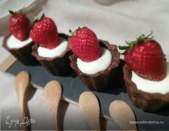 Шоколадные тарталетки с панна коттой и клубникой Шоколадные тарталетки с панна коттой и клубникой