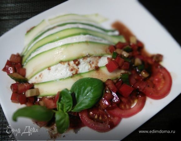 Террин из спаржи с помидорным салатом