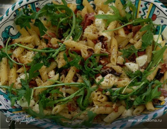 Теплый салат из пенне с ветчиной и руколой