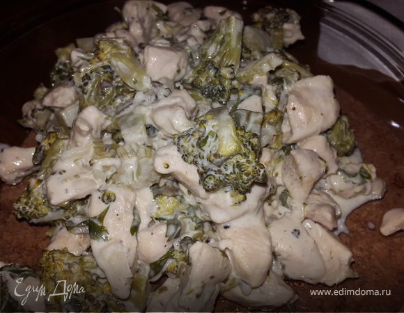 Курица с брокколи и сельдереем в соусе из лабне Курица с брокколи и сельдереем в соусе из лабне