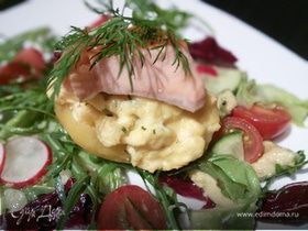 Запеченный картофель с яичницей-болтуньей и копченым лососем