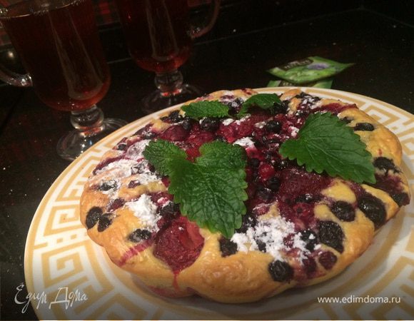 Бисквитный пирог с ягодами