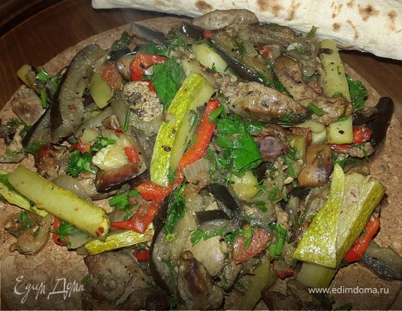 Куриная печень, запеченная с овощами