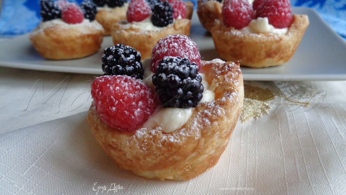 Ягодное лукошко из карамелизированного слоеного теста