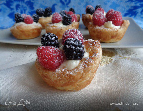Ягодное лукошко из карамелизированного слоеного теста