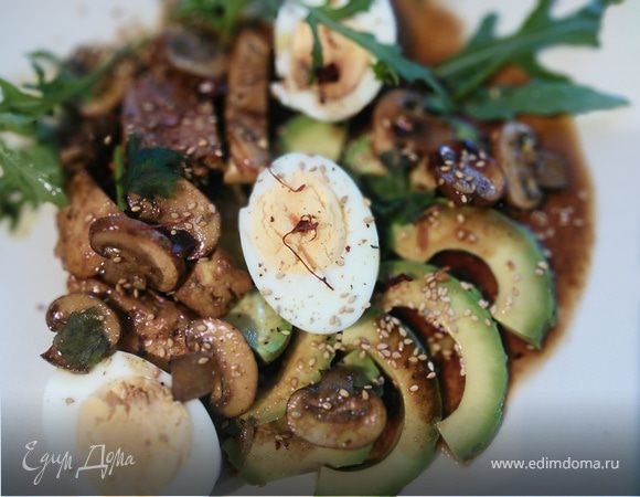 Яичный салат с куриной грудкой, авокадо и шампиньонами