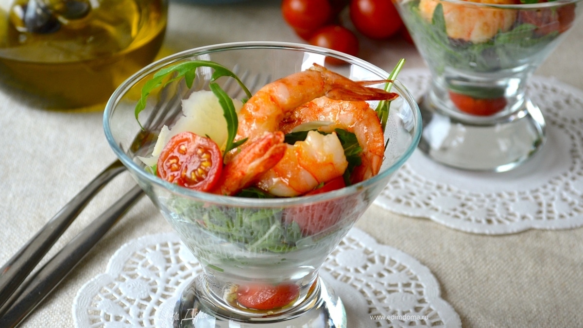 Салат с креветками и руколой