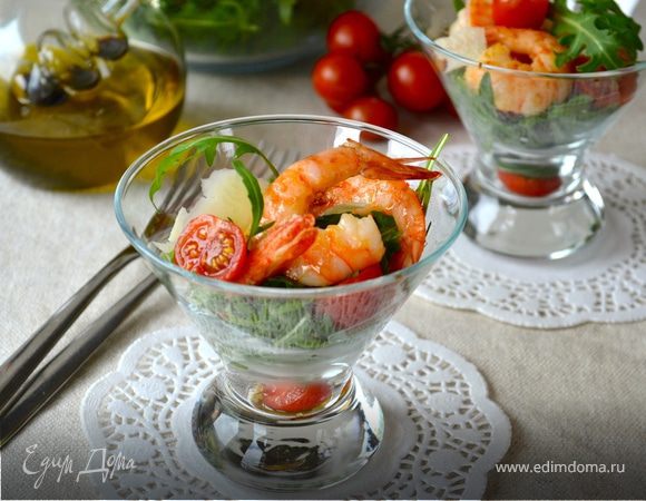 Салат с креветками и руколой
