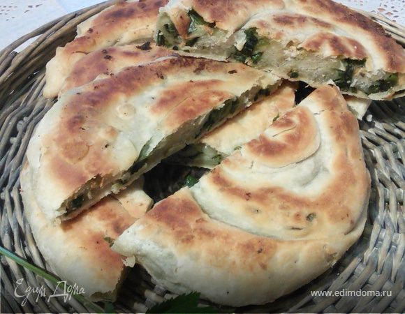 Слоёные лепёшки на топлёном масле с сезонной зеленью Слоёные лепёшки на топлёном масле с сезонной зеленью