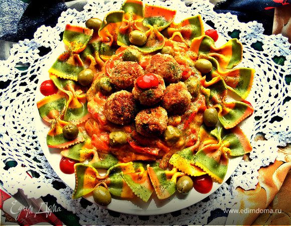 Тефтельки с трёхцветной пастой и овощной подливой Тефтельки с трёхцветной пастой и овощной подливой