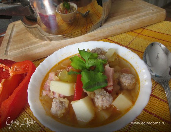 Густой чечевичный суп с фрикадельками и беконом