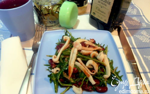 Рецепт Теплый салат с руколой, фасолью и кальмарами