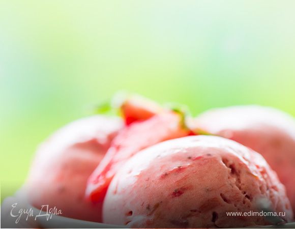 Ароматное мороженое из ревеня и клубники Ароматное мороженое из ревеня и клубники