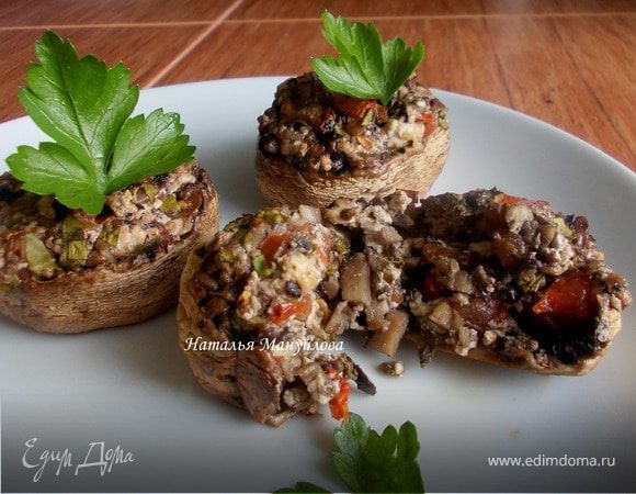Шампиньоны, фаршированные помидором и шпинатом