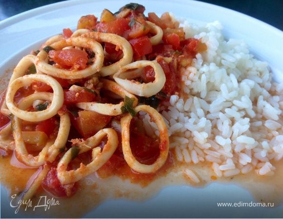 Кальмары со свежим имбирем в томатах