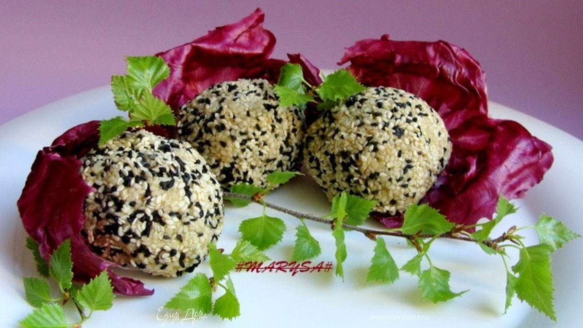 Шарики из куриного филе со шпинатом и кунжутом