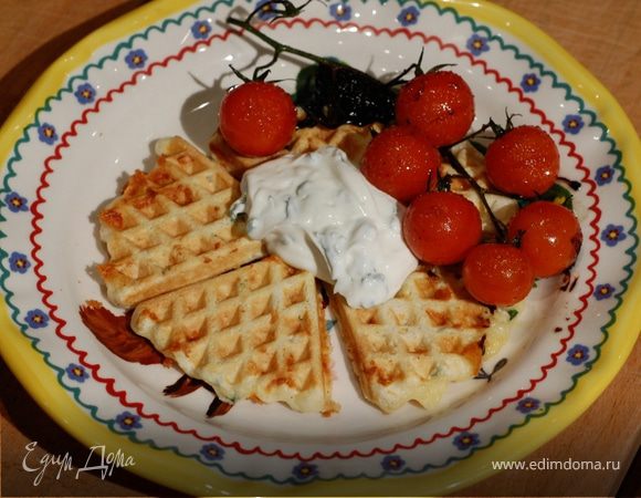 Сырные вафли с творогом и карамелизированными помидорами 