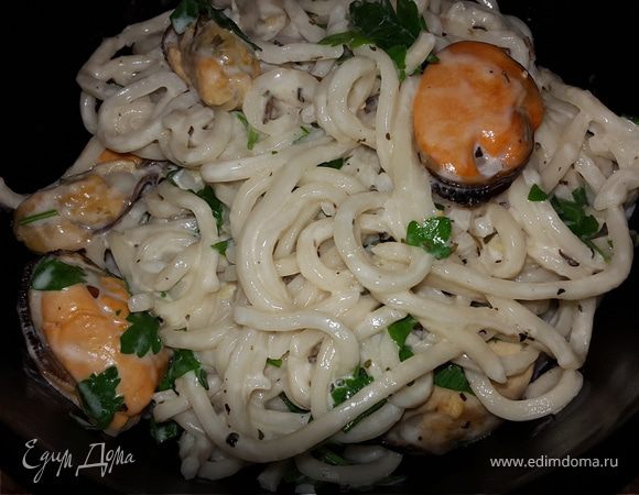 Нудлс с мидиями в чесночно-сливочном соусе