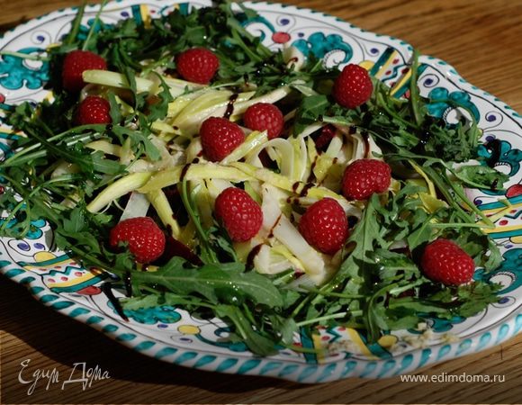 Весенний салат с молодой свеклой, орехами и малиной