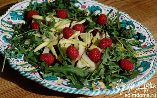 Рецепт Весенний салат с молодой свеклой, орехами и малиной