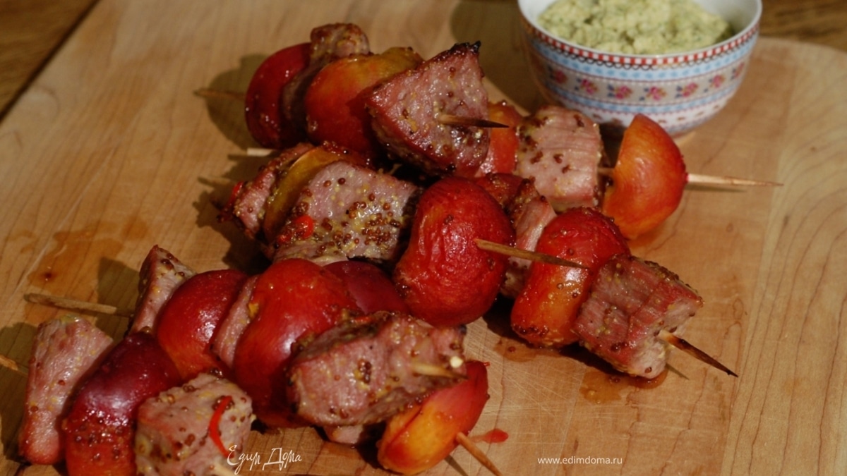 Телятина в горчичном маринаде со сливами и хумусом