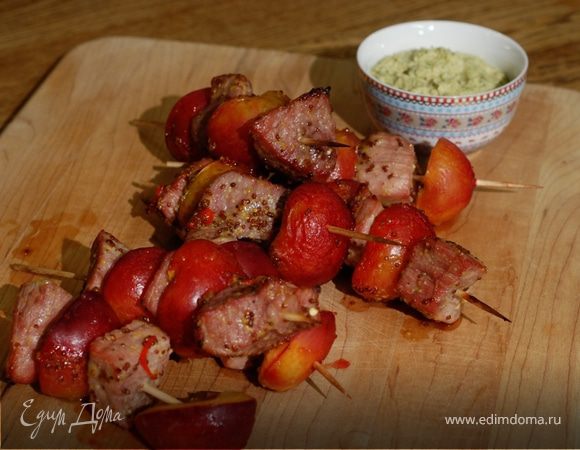 Телятина в горчичном маринаде со сливами и хумусом