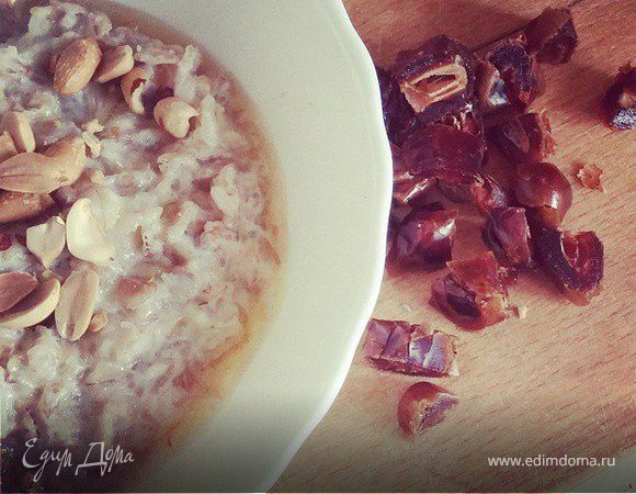 Овсяная каша с финиками