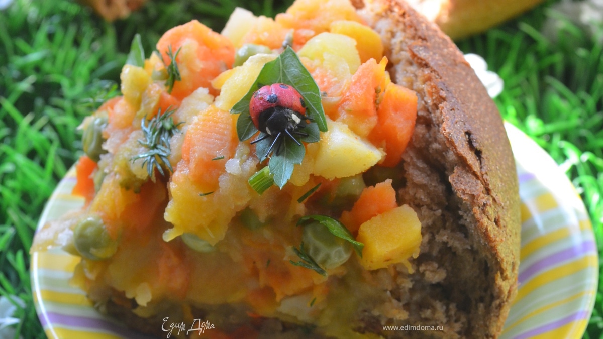Овощное рагу в ржаном хлебе