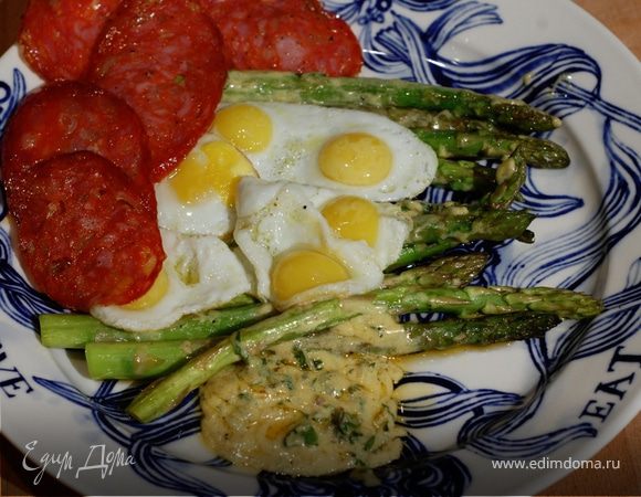 Спаржа на гриле с колбасой и перепелиными яйцами 