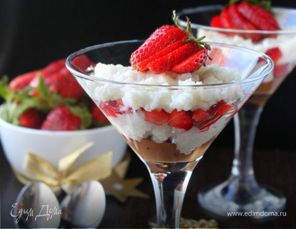 Десерт из риса, рикотты и клубники