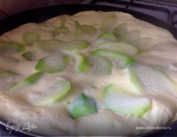 Нежный омлет с кабачками на сковороде