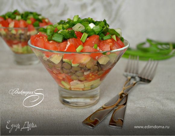 Салат с чечевицей и соусом из слабосолёной форели