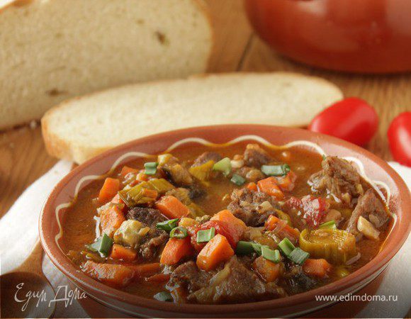 Говядина, тушенная с овощами в томатном соусе Говядина, тушенная с овощами в томатном соусе