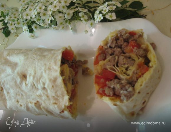 Рулет из лаваша с помидорами, мясом и сыром